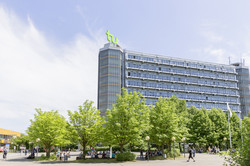 Campus-Foto mit Mathegebäude